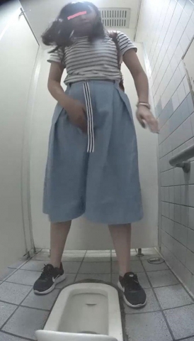 海のトイレを前から撮ってみたら１７かなり若めの股間調整ナプ交換丸見えガニ股ポーズ