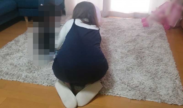 子供に気付かれないように美人人妻を犯す