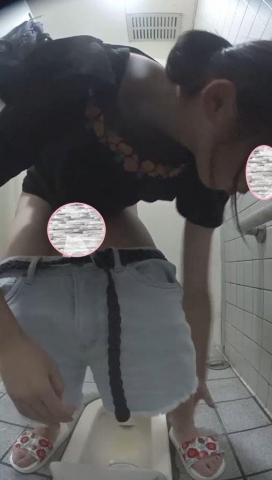 海のトイレを前から撮ってみたら番外編２若い子集合！