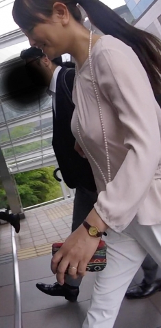 商談に向かう熟人妻OLの乳首ポッチ