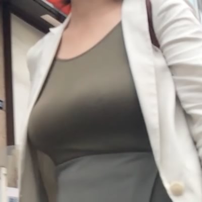 見え隠れする着衣爆乳と白い太股！着衣巨乳熟女様！