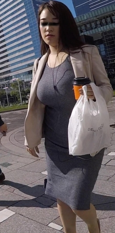 オフィス街に降臨した超爆乳OL