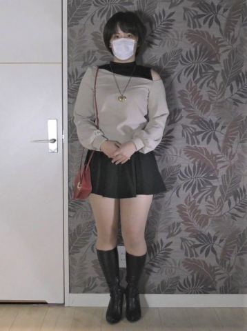 【ホ〇ン千秋似ハーフ顔】【足コキ射！】【足舐めズーム撮】パンスト美女の足指を舐めつくす【ともか２０才 専門学生　前編】【初登場】
