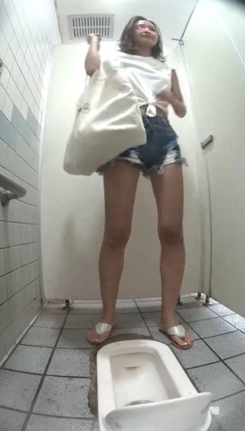 海のトイレを前から撮ってみたら２８ギャルのタンポンナプキン厳選グロ注意