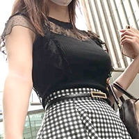 【プレミアムクラス】ゴムボールのような巨乳にこのくびれ！真夏の着衣巨乳様にゾッコン！