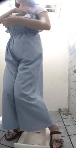 海のトイレを前から撮ってみたら２９ビッブビビッブチュウゥゥうお漏らし寸前う〇こ３人娘いきみ顔