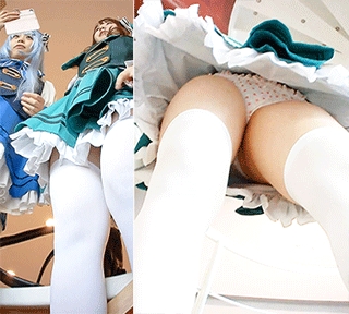 【コスプレイヤー5人】階段で撮影中のレイヤーをローアングルから隠し撮り！