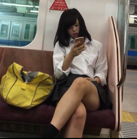 ツンデレ白パン制服ギャルの生脚（電車対面）