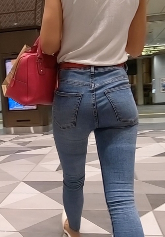 おいしそうなサマージーンズ尻美女
