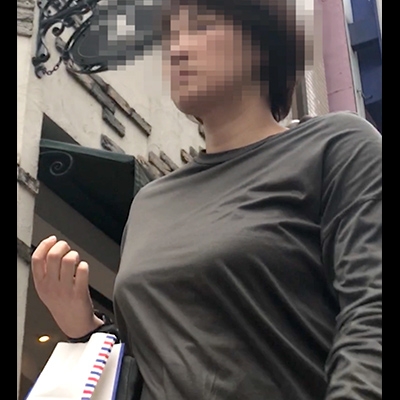 ゆるブラで柔らかそうな着衣巨乳ママにゾッコン！