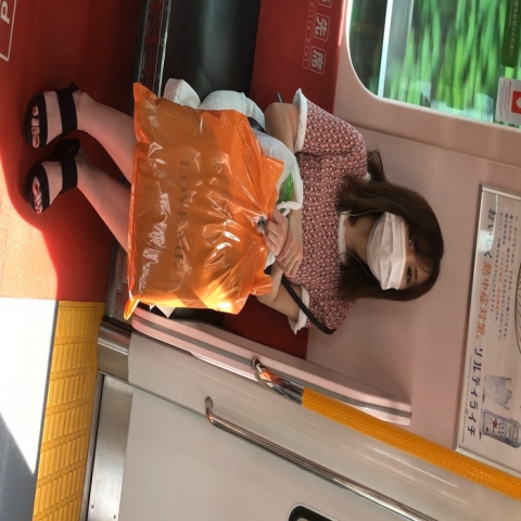 ｶﾒﾗ目線　電車対面　脚フェチ