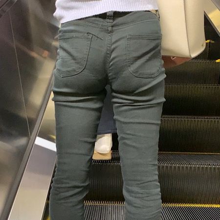 【スキニーエロパンツ】スタイル抜群のエロい女が登場！パンティーラインがガッツリ見える！このデカ尻女の尻に挿入！【696】