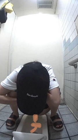 海のトイレを前から撮ってみたら３０誰もが可愛いと認める美女のう〇こ撮れました！