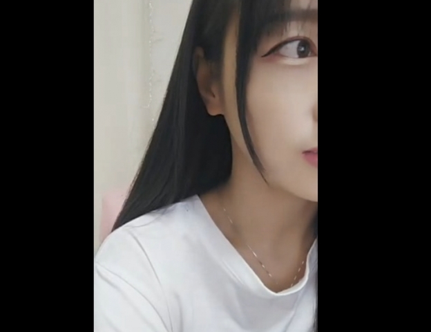 白濁マン汁を舐める美女