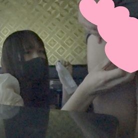 過去一可愛い新大学生二人組に手コキされてドピュドピュ大量発射【特典映像付】