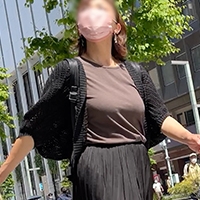 【プレミアムクラス】垂れた巨乳がエロい、ちょい熟の着衣巨乳様をロックオン！