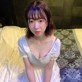 色白美乳Eカップの現役３年生。田舎育ちのおっとり小動物系なのに膣内からは大量の愛液が溢れ落ちる。ぷるんぷるんに揺れるおっぱいを眺めながらこっそり半分中出し。