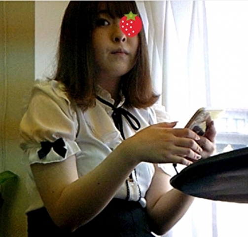 マンションエントランスで見つけた可愛い子を盗撮したらサービス精神旺盛でした！