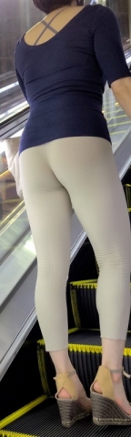 下半身が丸裸！！どエロスタイルな美人お姉さん227