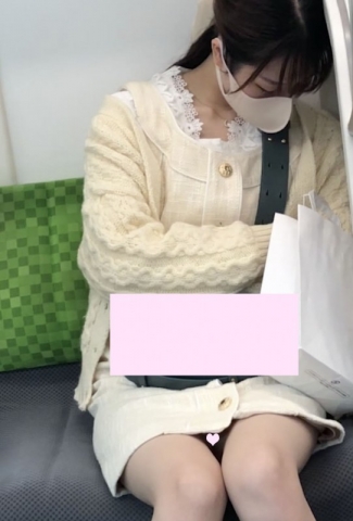 無防備に寝ている美しすぎる聖美女
