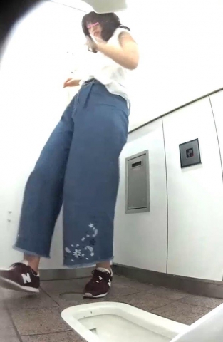 地下鉄御〇筋のトイレでう〇こ5おばさんとお姉さん